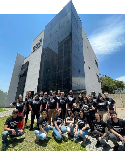 Equipe GGV em frente à sede